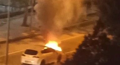 Batman'da seyir halindeki otomobil alevlere teslim oldu