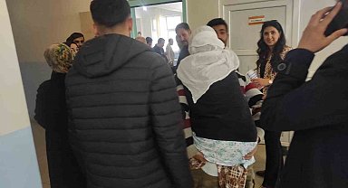 Batman'da yürüyemeyen annesini sırtında taşıyarak oy kullanmaya götürdü