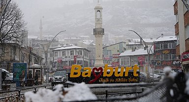 Bayburt'a lapa lapa kar yağdı
