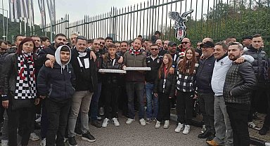 Beşiktaş taraftarından derbi öncesi takıma destek