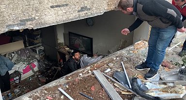 Beşiktaş'ta fren yerine gaza basan kadın sürücü bir kadına çarpıp eve daldı