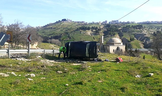 Besni'de hafif ticari araç takla attı: 7 yaralı
