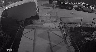 Beyoğlu'nda akıl almaz olay kamerada: Araçların lastiklerini bıçakla patlattı