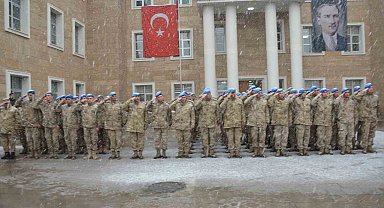 Beytüşşebap'ta Mehmetçik ve öğrenciler kar altında Çanakkale Zaferini kutladı