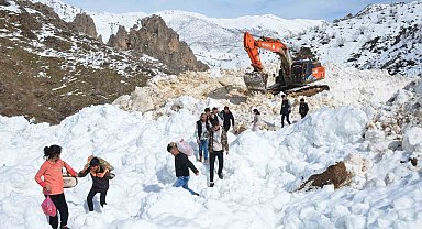 Beytüşşebap'ta öğrenciler çığın düştüğü yolu aşarak okula gidiyor