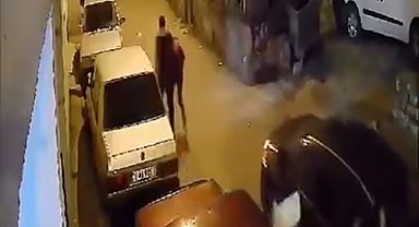 Bıçaklı kavgada ölen şahsın yaralı halde araca taşınma anları kameraya yansıdı