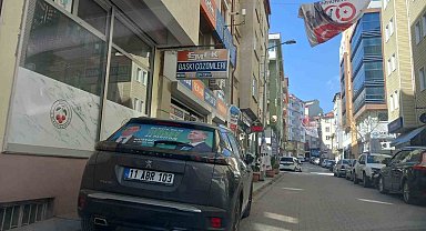 Bilecik'te araçlar kaldırımda, yayalar yolda