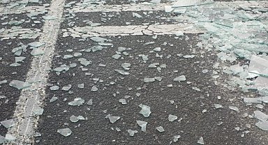 Bilecik'te seyir halindeki tırın dorsesinden camlar yola devrildi, trafik akışı durdu