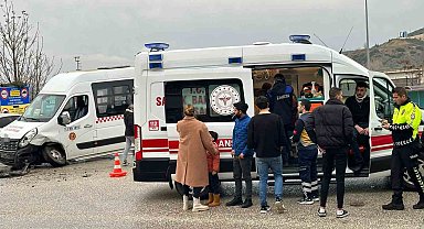 Bilecik'te yolcu minibüsü ile otomobil çarpıştı, 4 kişi yaralandı