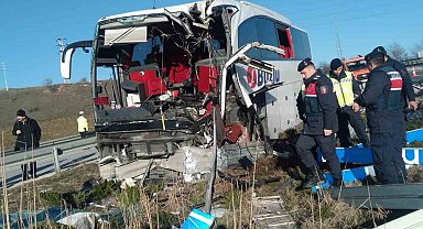 Bilecik'te yolcu otobüsü bariyerlere çarptı: 14 kişi yaralandı