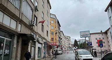 Binadan kopan sıvalar mahalleliyi tedirgin etti