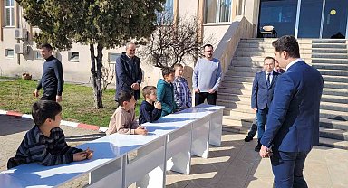 Birçok öğrenciye çalışma masası ve sandalye desteği sağlandı