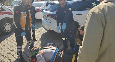 Bisikletiyle park halindeki araca çarpan Rus vatandaş yaralandı