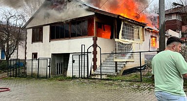 Bolu'da 2 katlı ahşap ev alev alev yandı