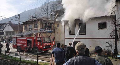 Bolu'da korkutan yangın, alevler yan eve sıçradı