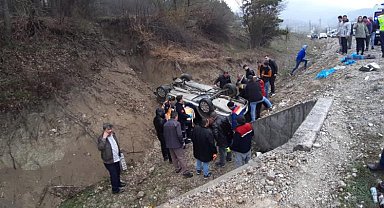 Bolu'da şarampole uçan otomobil ters döndü: 2'si ağır 3 yaralı