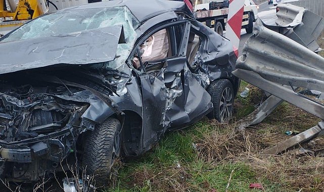 Bozüyük'te bariyerlere çarpan otomobil sürücüsü yaralandı