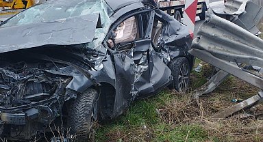 Bozüyük'te bariyerlere çarpan otomobil sürücüsü yaralandı