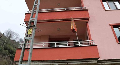 Bu köyün başı elektrik direkleri ile dertte