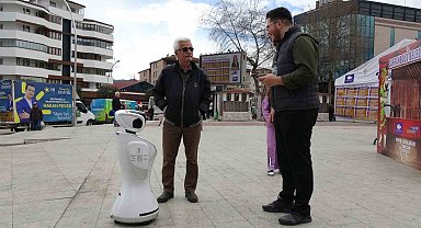 Bu robot seçmenlerin nabzını tutuyor