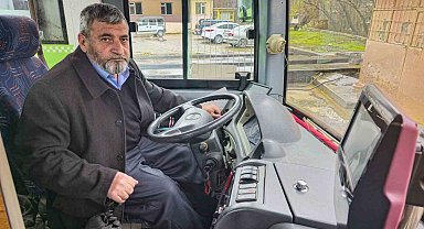 Bu şoför yolcularını dualarla karşılayıp dualarla uğurluyor