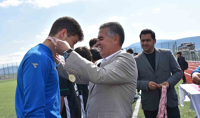 Buharkent Beldiyespor kupasına kavuştu