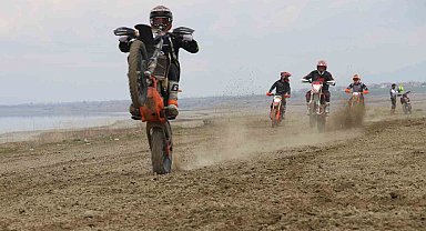 Burdur Gölü'nün kuruyan alanları ekstrem sporlara ev sahipliği yapıyor