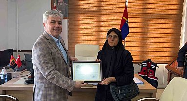 Burdur'da arazisini jandarmaya bağışlayan nineye plaket