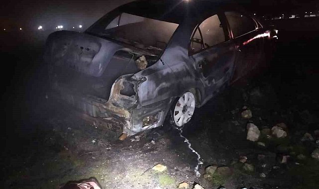 Burdur'da araziye bırakılan otomobil yanarak kullanılamaz hale geldi