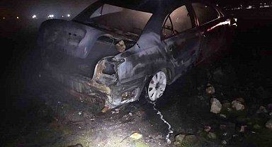 Burdur'da araziye bırakılan otomobil yanarak kullanılamaz hale geldi