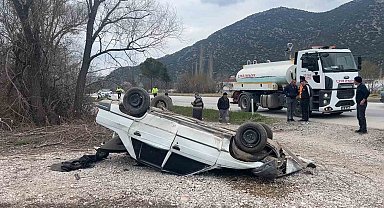 Burdur'da lastiği patlayan araç takla attı: 1 yaralı