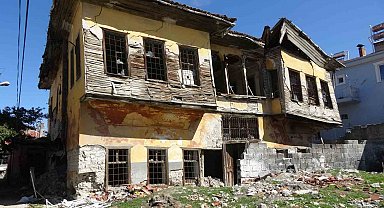 Burdur'da onlarca başvuruya rağmen tedbir alınmayan metruk bina tehlike saçıyor