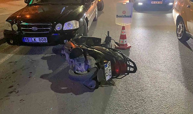 Burdur'da otomobile çarpıp sürüklenen motosikletli genç ağır yaralandı