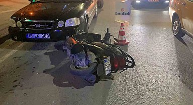 Burdur'da otomobile çarpıp sürüklenen motosikletli genç ağır yaralandı