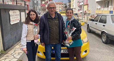 Burdurlu taksicilerden Kadınlar Günü'nde karanfilli jest