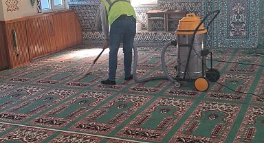 Burhaniye de camilere Ramazan temizliği