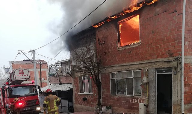 Bursa İnegöl'de 2 katlı bina alev alev yandı