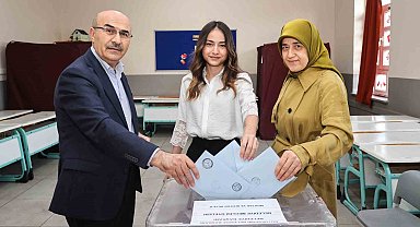 Bursa Valisi Mahmut Demirtaş oyunu kullandı