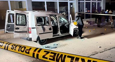 Bursa'da alacak verecek meselesinde silahlar konuştu: Kurşun yağdırılan otomobilden sağ çıktılar