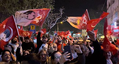 Bursa'da CHP'liler kutlamalara başladı