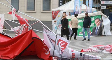 Bursa'da etkili olan fırtına parti stantlarını yerle bir etti