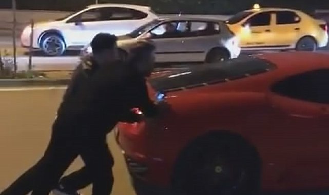Bursa'da Ferrari yolda kaldı, gören bir daha baktı
