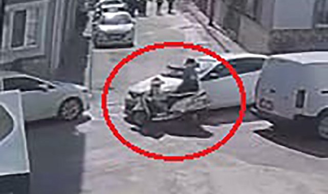 Bursa'da otomobil ile motosikletin çarpıştığı kaza kamerada