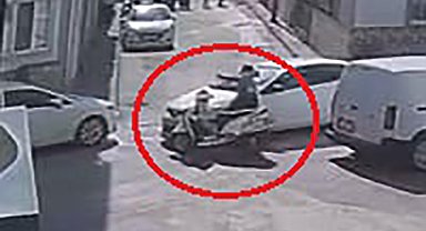 Bursa'da otomobil ile motosikletin çarpıştığı kaza kamerada