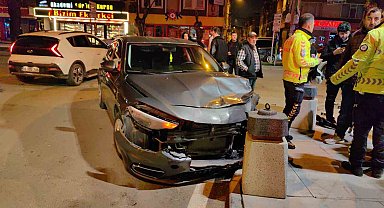 Bursa'da otomobille motosikletin çarpıştığı feci kaza kamerada
