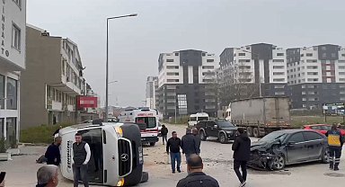 Bursa'da servis minibüsü ile otomobil çarpıştı: İşçilerin olmaması faciayı önledi