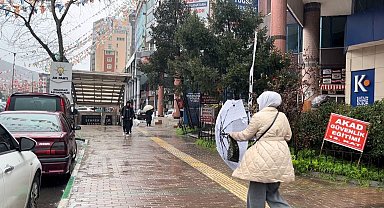 Bursa'da şiddetli yağmur hayatı olumsuz etkiledi