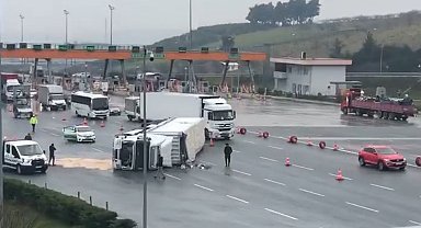 Bursa'da sürücüsünün kontrolünden çıkan tır devrildi