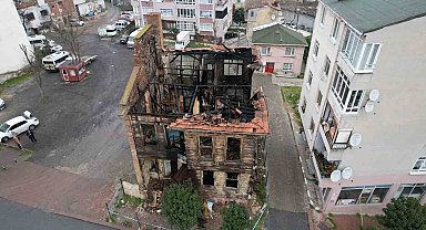 Büyükçekmece'de Rumlardan kalma 121 yıllık tarihi ahşap bina, kül oldu