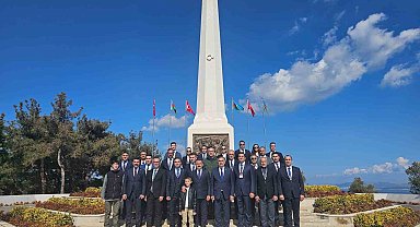 Büyükelçi Memmedov Azerbaycan Anıtı'na çiçek bıraktı